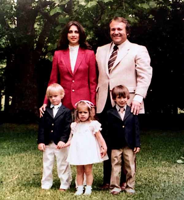 Image of Barry Seal with his wife and with their kids