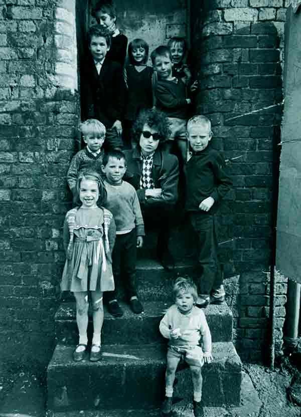 Image of Bob Dylan with his kids