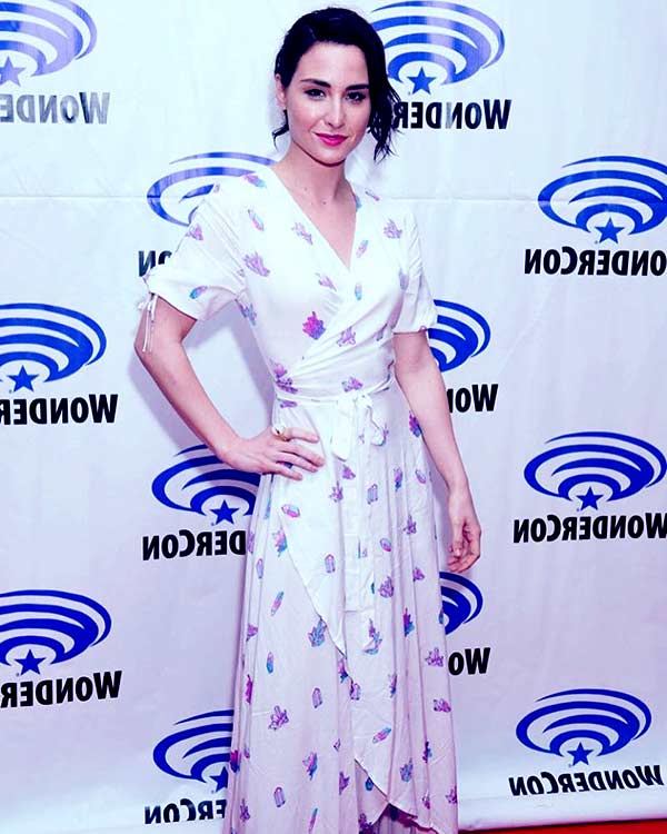 Image of Allison Scagliotti height is 5 feet 6 inches