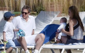 image of Hugh Grant and his wife Anna Eberstein and kids