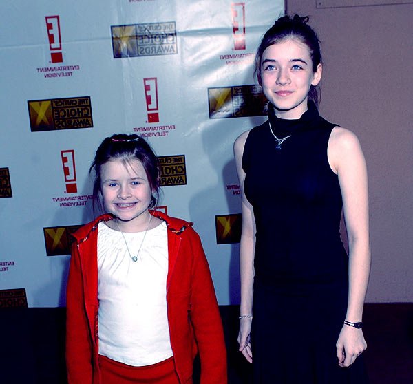 Image of Sarah Bolger with her younger sister Emma Bolger