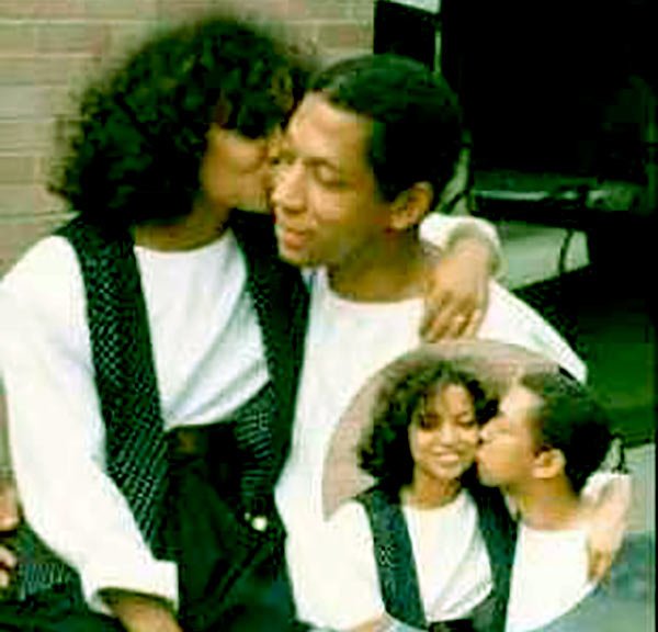 Image of Eric and Lynn's Early picture, the couple clicked Kissing